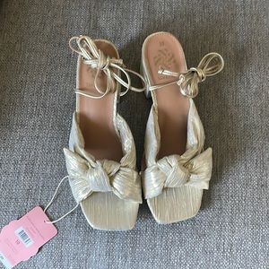 Sam & Libby gold bow tie sandals size 10 NWT